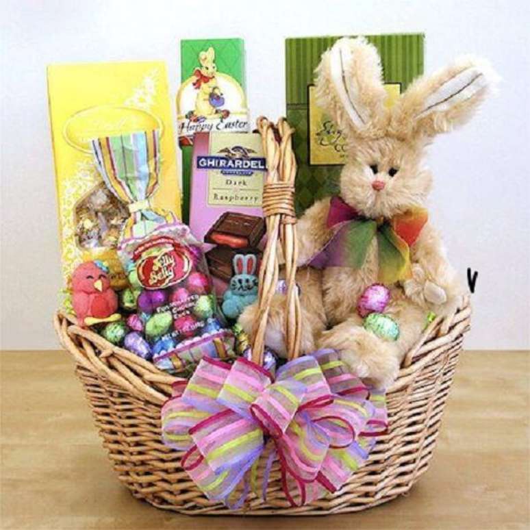 51- A cesta de Páscoa familiar é grande e com vários tipos de chocolates e doces. Fonte: Festas.Site