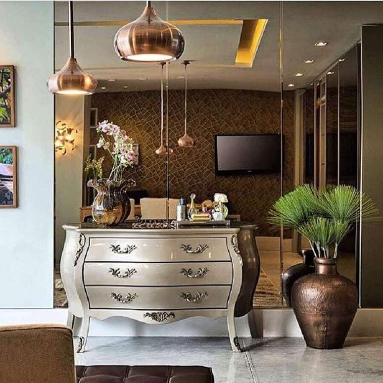 13. Que tal investir em uma parede espelhada na cor cobre? Fica super sofisticada a decoração – Foto: Rajamala Furniture