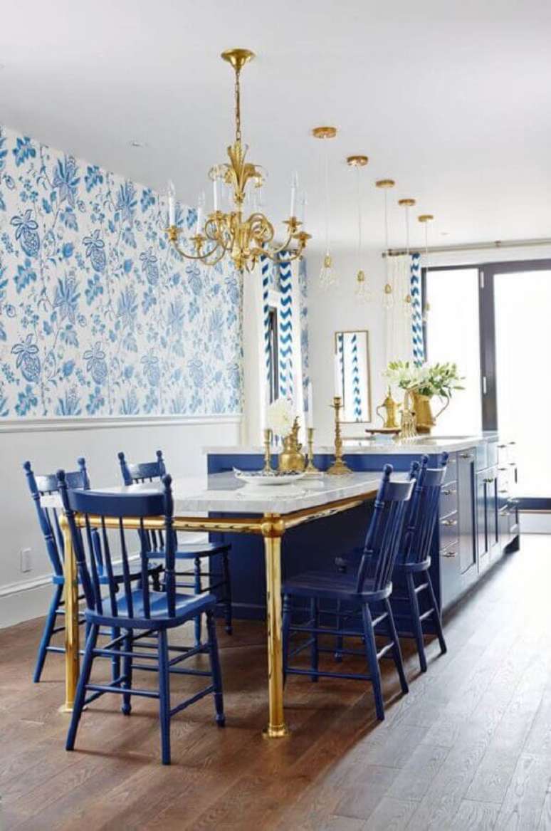 19. Cozinha integrada à sala com bancada e cadeiras azul royal e lustre dourado – Foto: House Decorates