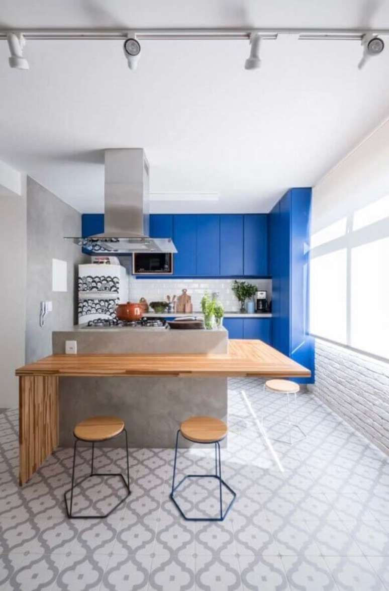 29. A cor azul royal se harmoniza perfeitamente com ambientes modernos – Foto: Mauricio Gebara Arquitetura