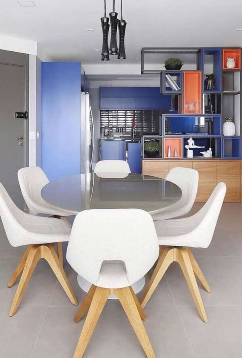 32. Utilize o azul royal com outras cores vibrantes para uma decoração mais alegre – Foto: Pinterest