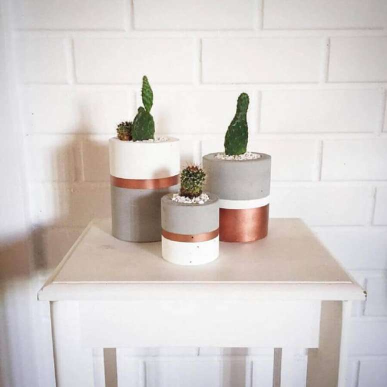 23. Invista em vasos de plantas na cor cobre para uma decoração bem charmosa – Foto: Decorpor2 Monica Rafael