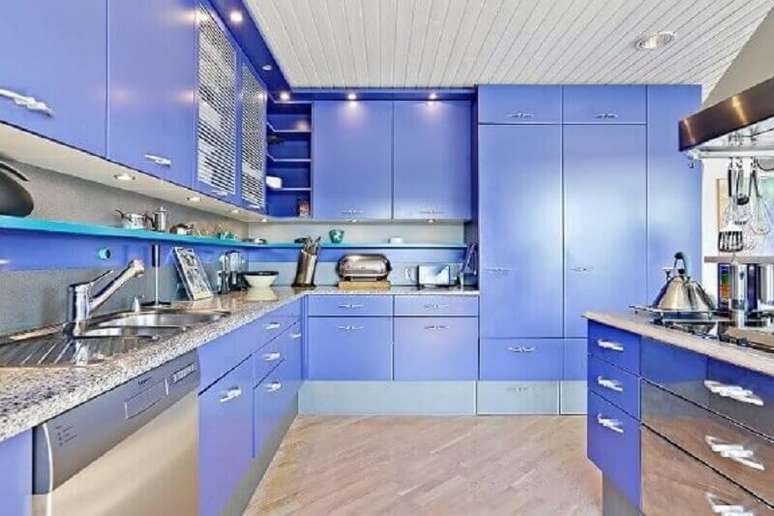 36. Os detalhes em inox deixa a cozinha azul royal mais moderna – Foto: Norbandys