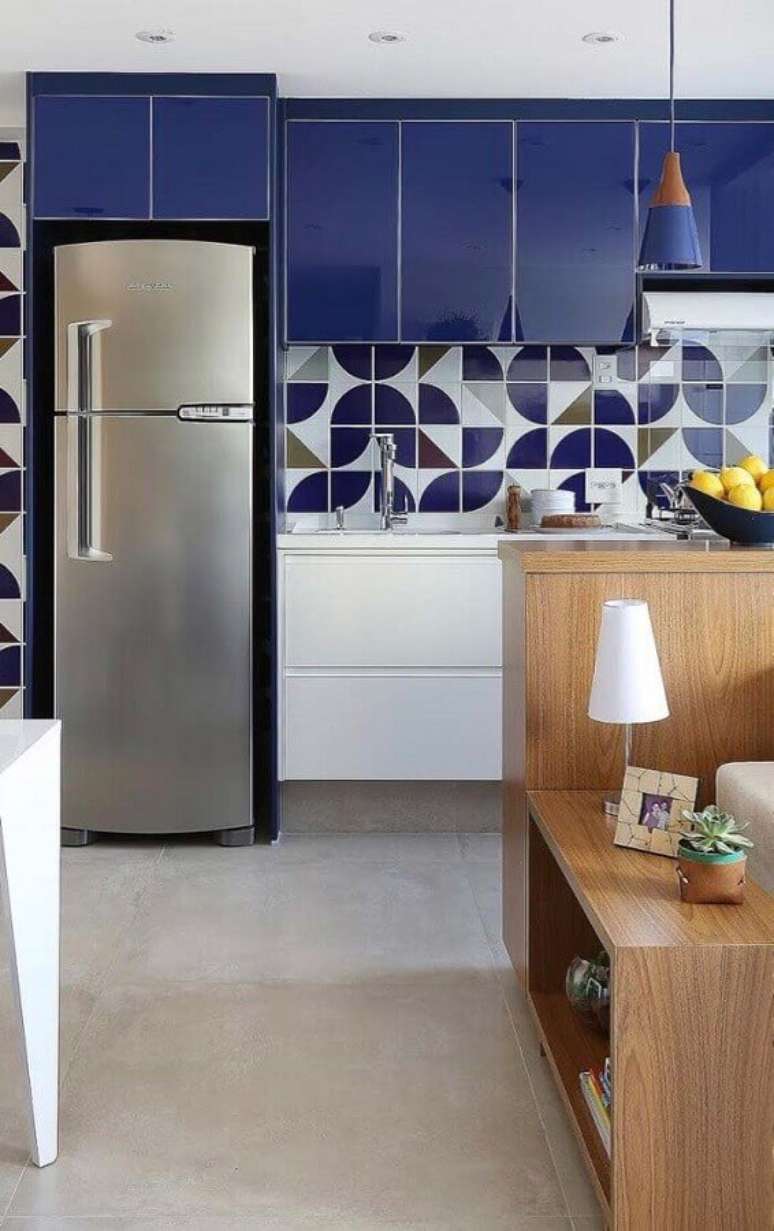 38. Decoração para cozinha com armário azul e branco – Foto: Pinosy