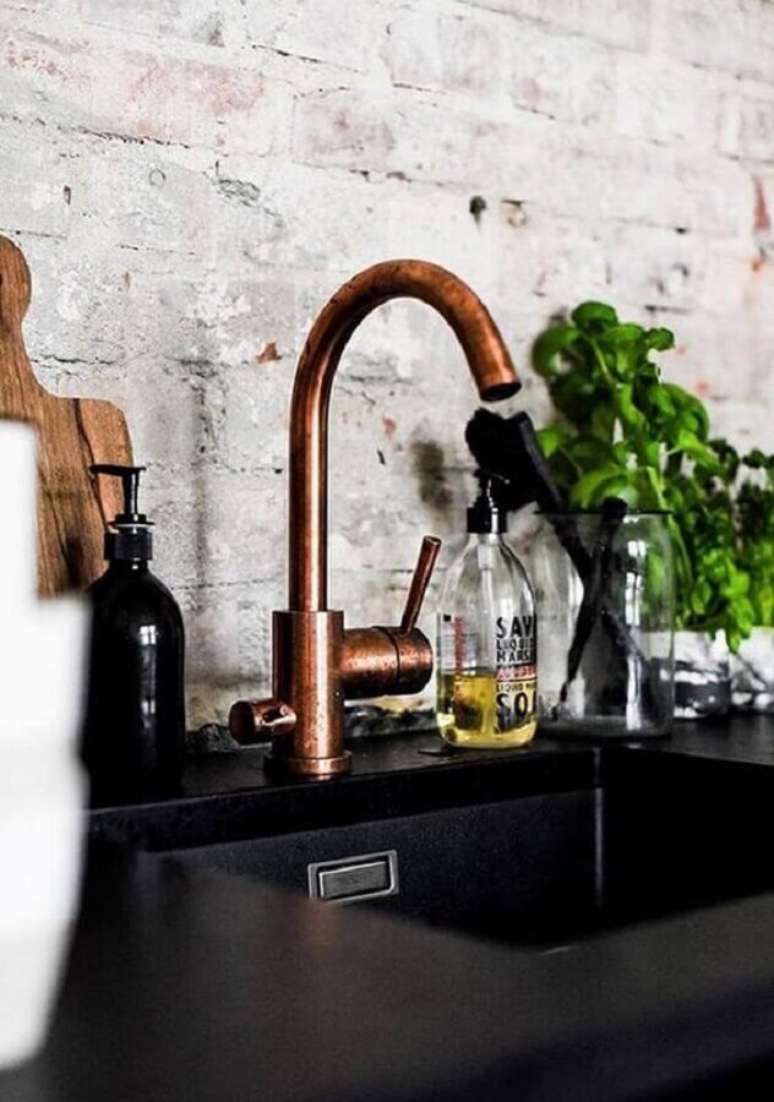 26. Alguns modelos de torneiras na cor cobre possuem um acabamento envelhecido, muito utilizadas para ambientes com estilo mais r&uacute;stico &ndash; Foto: Yeni Akit