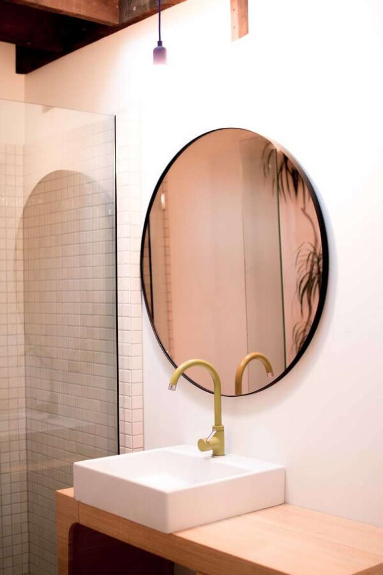 2. O espelho redondo na cor cobre para o banheiro deixa o ambiente mais sofisticado e moderno – Foto: Ceramics tiles