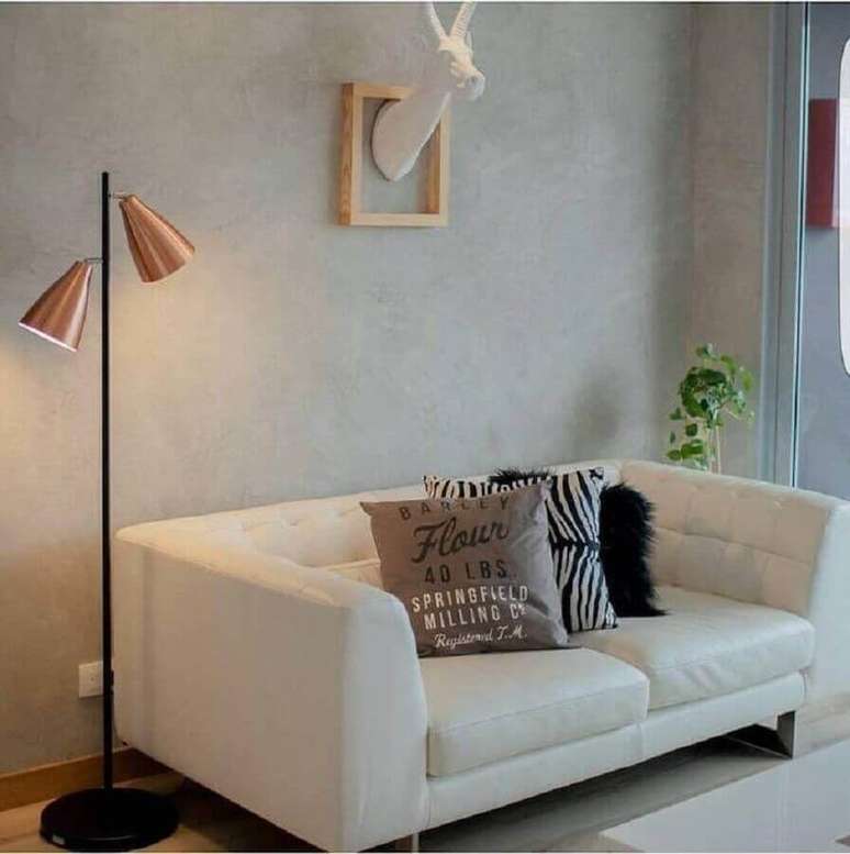 38. Invista em peças de cobre para decoração da sala de estar – Foto: Fokuss