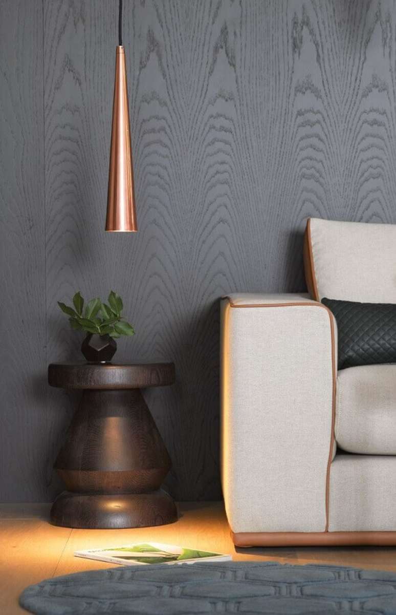 41. Decoração moderna para sala com parede cinza e luminária minimalista na cor cobre – Foto: Menter Architects