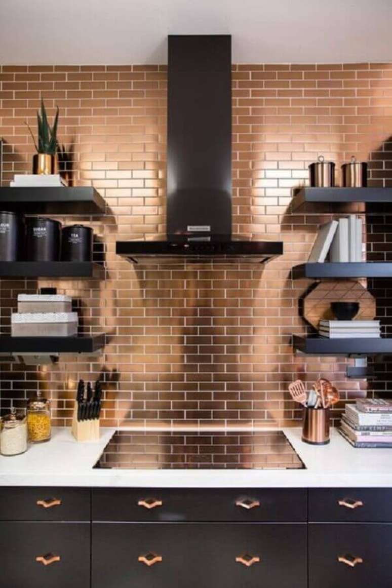 44. Decoração para cozinha moderna com móveis pretos e revestimento na cor cobre – Foto: Pinterest