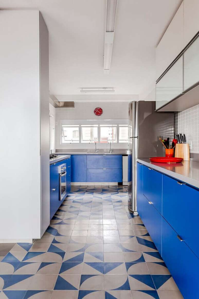 40. Além dos móveis, o azul royal também pode aparecer em revestimentos como azulejos e pisos – Foto: Alessandro Guimarúes