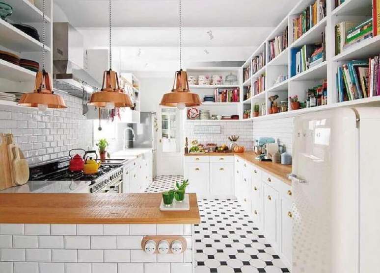 45. Decoração para cozinha planejada toda branca com luminária na cor cobre – Foto: Living