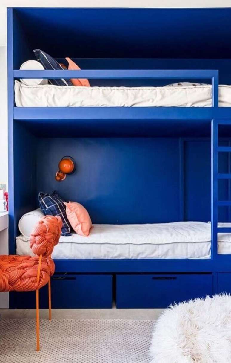 41. Decoração para quarto de solteiro com beliche azul royal – Foto: Pinosy