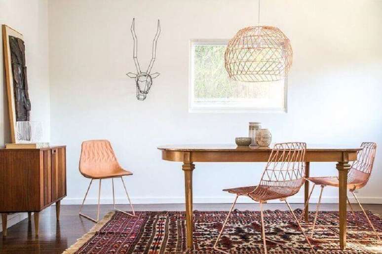 47. Decoração para sala de jantar com cadeiras e luminárias na cor cobre – Foto: The Modern Shop