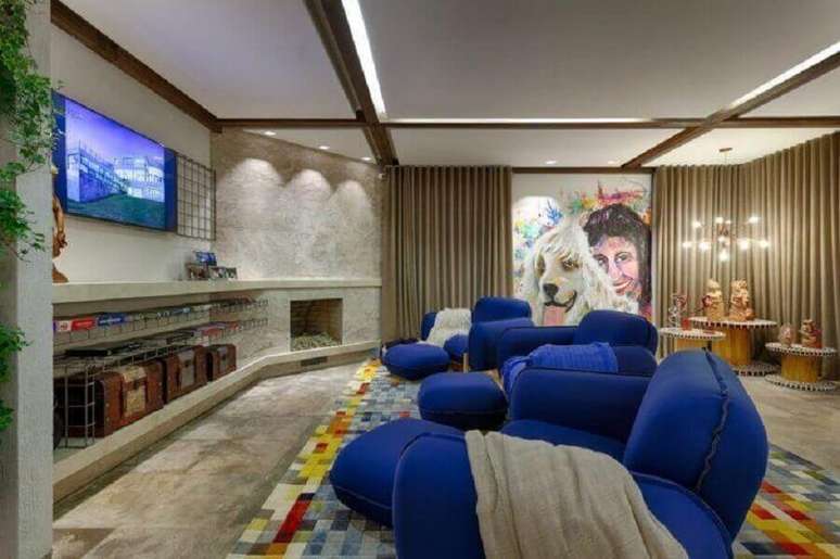 15. O sofá pode dar um toque de mais personalidade para a decoração da sala de estar – Foto: RP Interiores