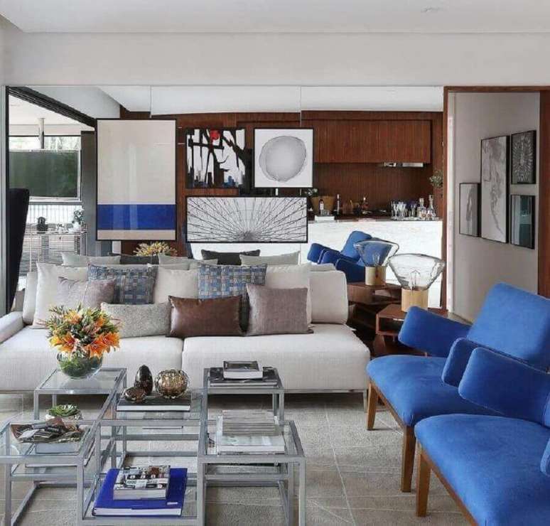 43. Decoração para sala de estar com sofá branco e poltronas azul royal – Foto: Fernanda Marques