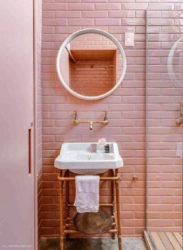 51. Decoração em cobre para banheiro com azulejo cor de rosa – Foto: Casa Decorar