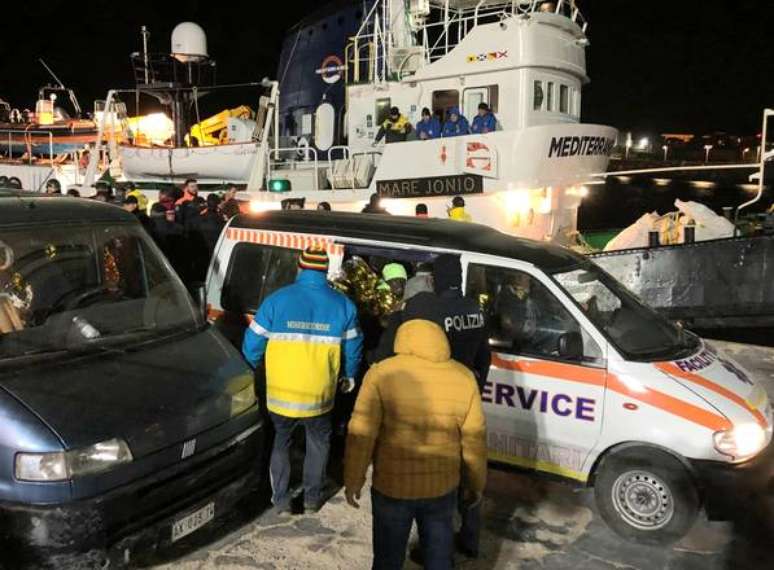 Desembarque de migrantes resgatados pelo navio "Mare Jonio"