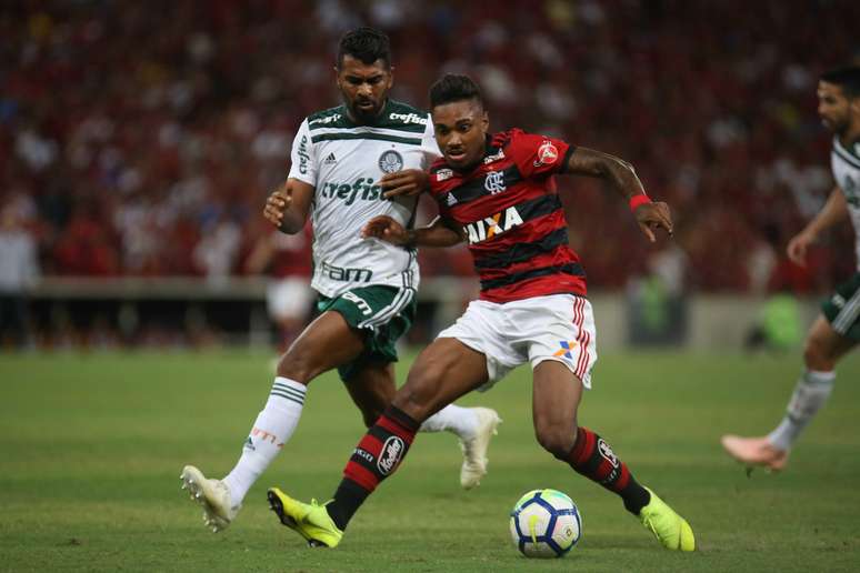 Vitinho, do Flamengo, e Thiago Santos, do Palmeiras, durante partida válida pela trigésima primeira rodada do Campeonato Brasileiro 2018