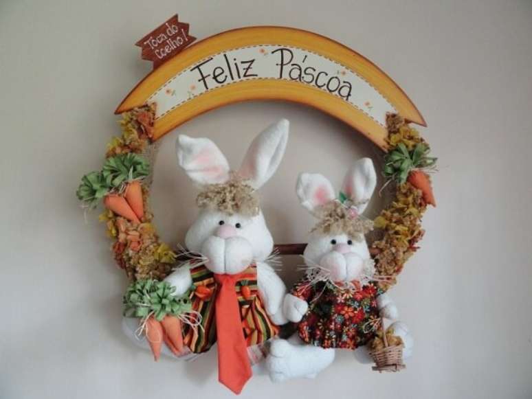 54- A guirlanda de Páscoa tem casal de coelhos e pequenas cenouras como enfeite. Fonte: Pinterest