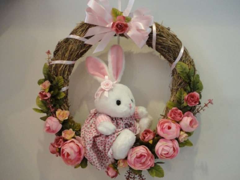 4- A guirlanda de Páscoa com flores cor de rosa e coelho de pelúcia branco é uma decoração simples e delicada para a sua porta. Fonte: Pinterest