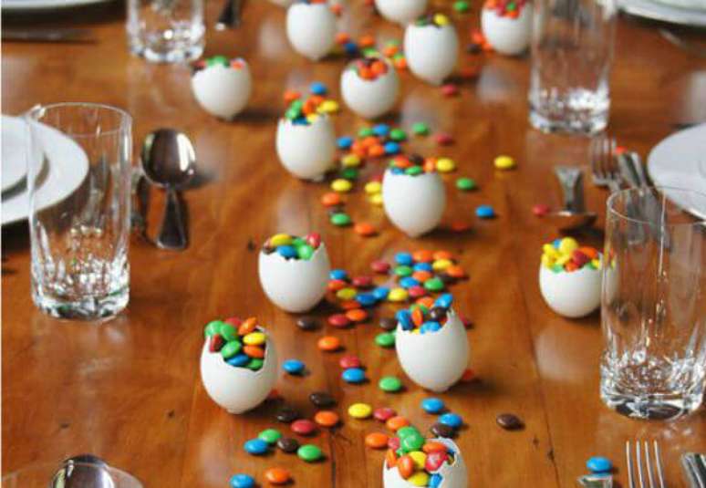 62- No centro da mesa, uma das ideias para Páscoa de decoração é colocar confeitos dentro de cascas de ovos. Fonte: Casa de Valentina