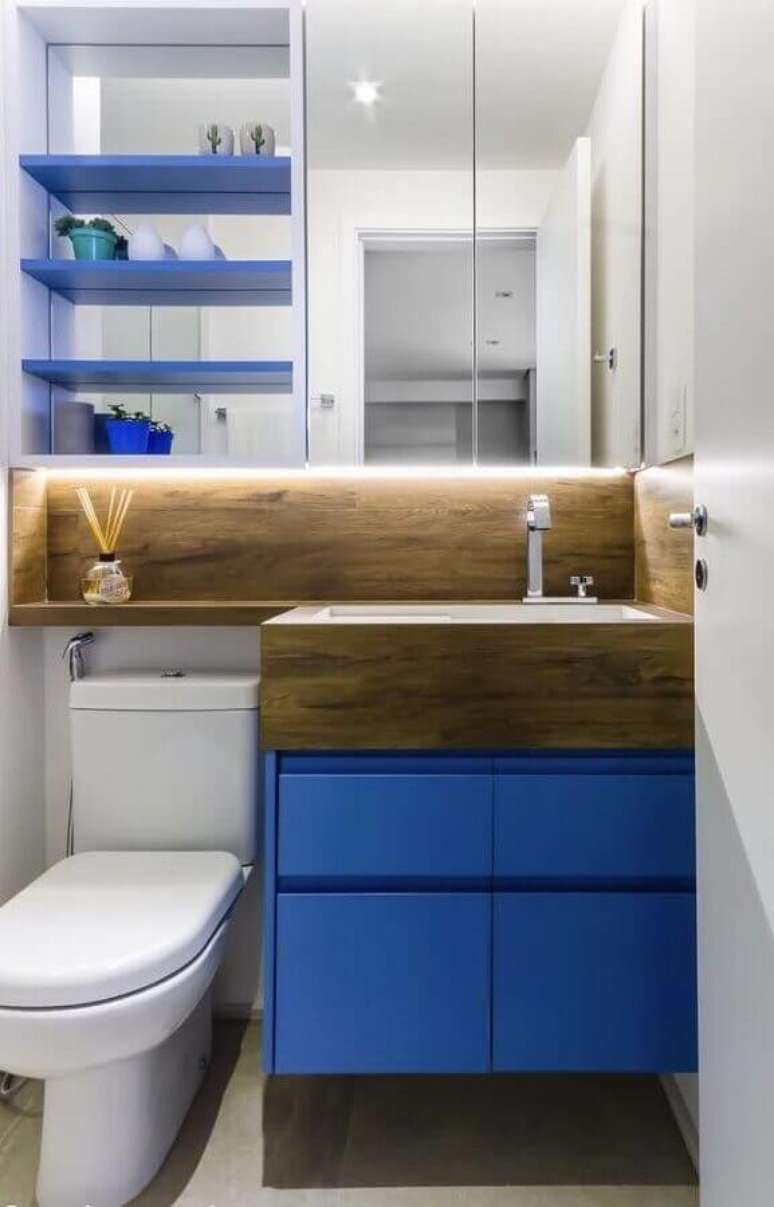 49. Banheiros e lavabos pequenos também podem receber a cor azul royal na decoração – Foto: Pinterest