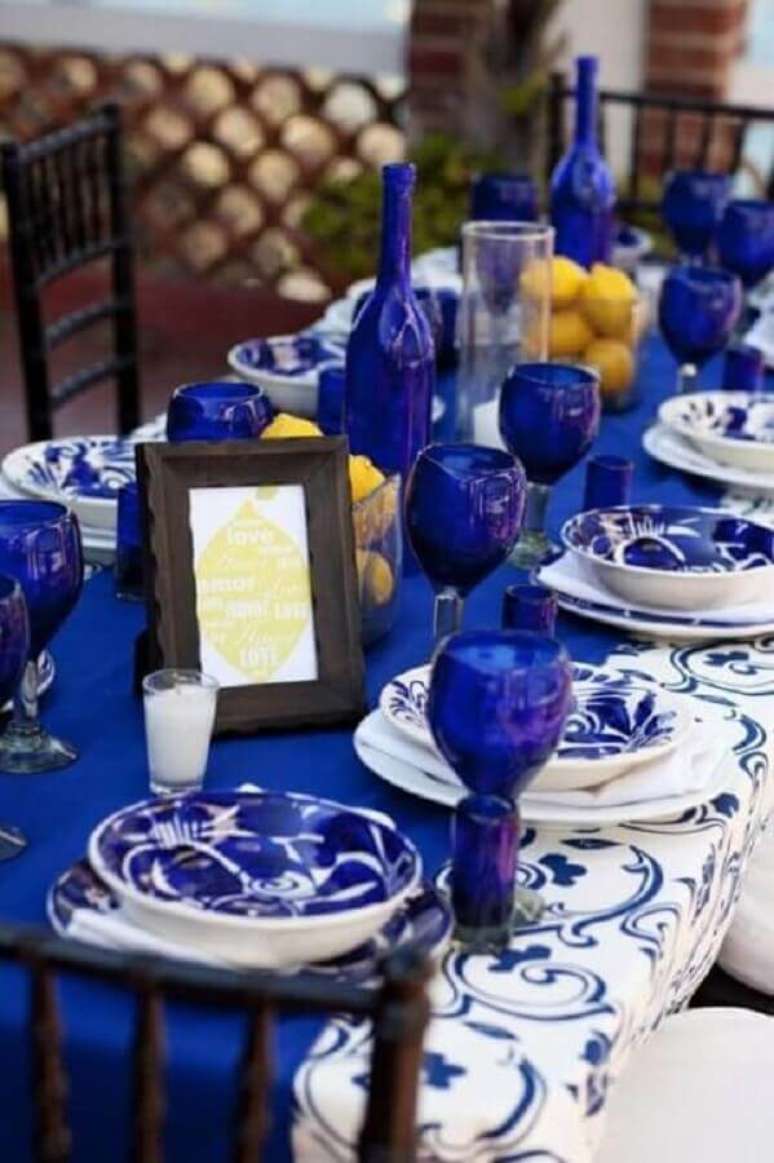 51. Decoração com mesa posta em azul royal – Foto: Salvia Center