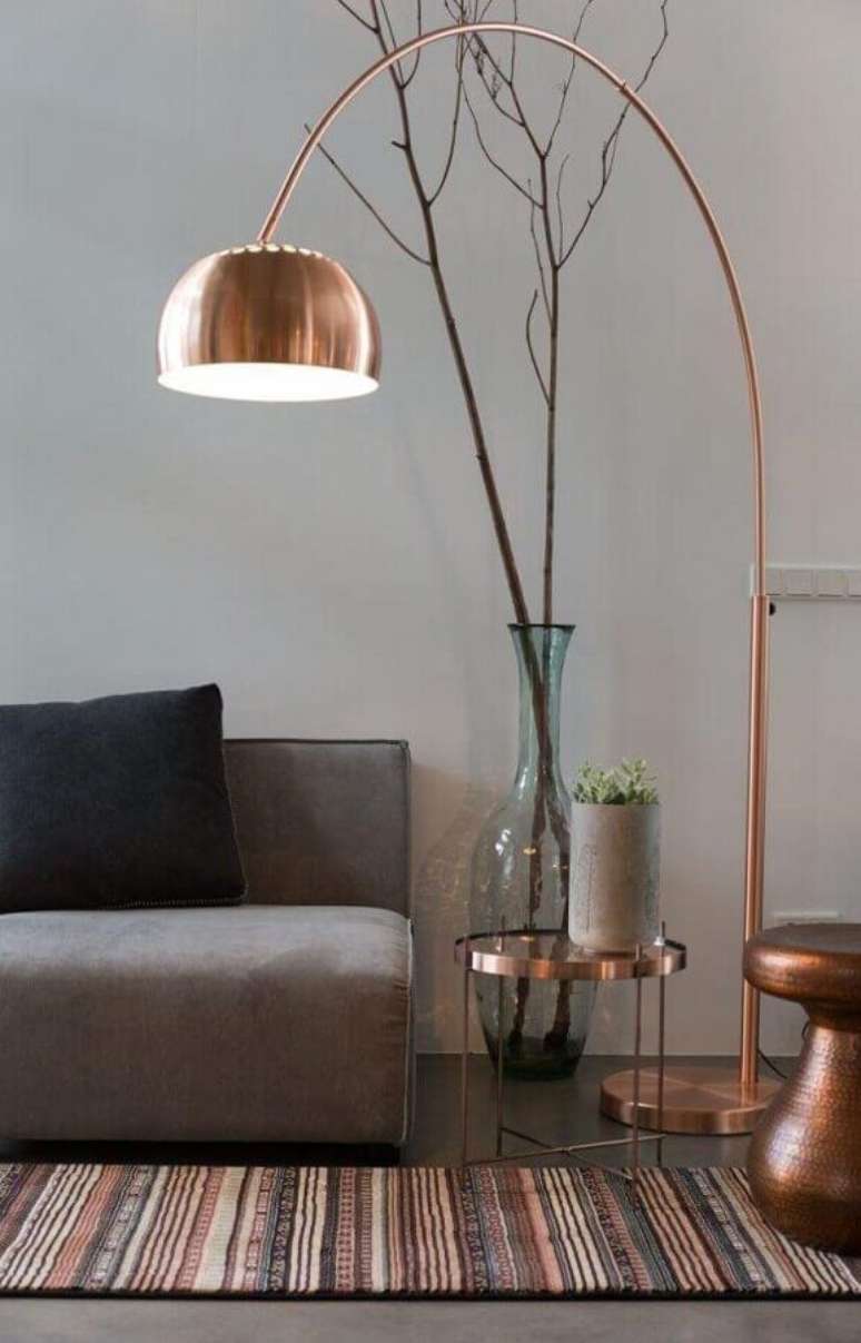 7. Utilize detalhes na cor cobre para a decoração da sala de estar – Foto: We Are Found