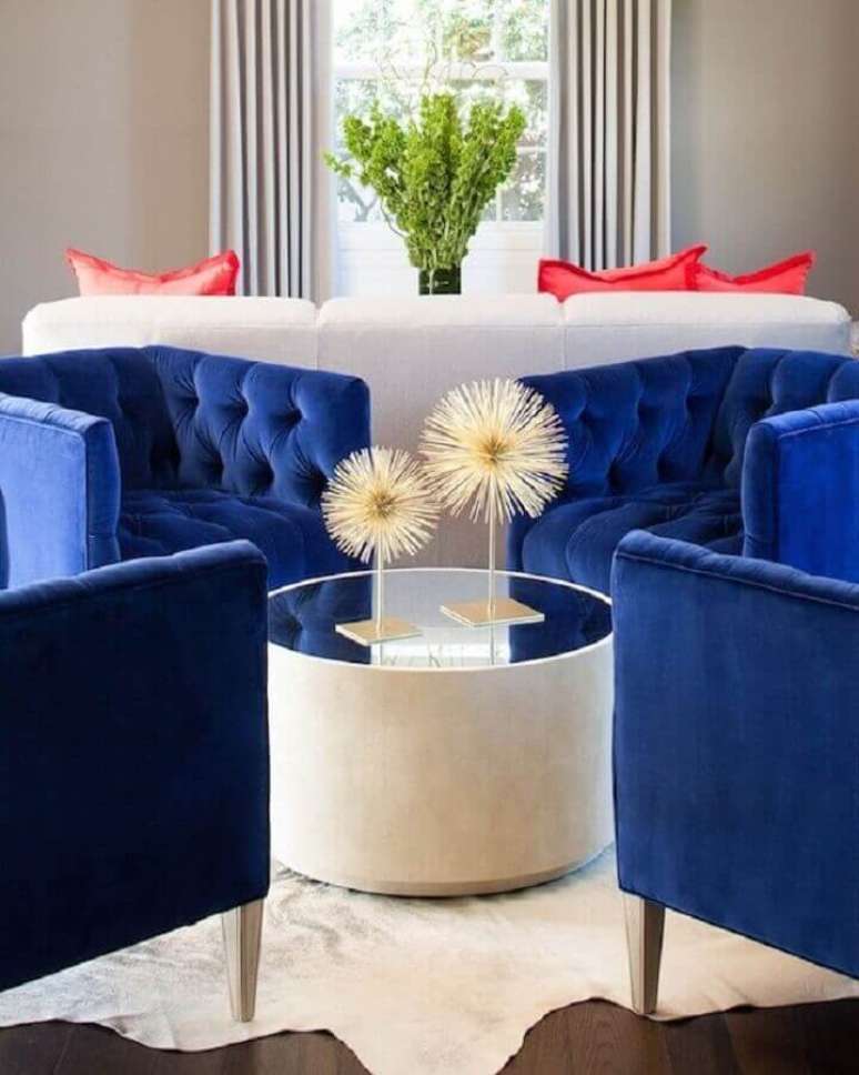61. Poltronas na cor azul royal são perfeitas para decorar uma sala toda branca – Foto: Decorpad