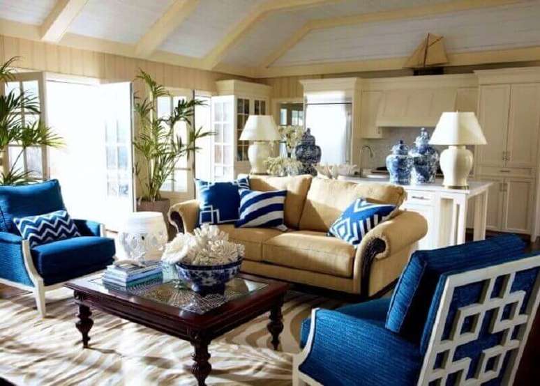 62. Decoração para sala em tons neutros com poltronas e almofadas em azul royal – Foto: Ryan Doherty