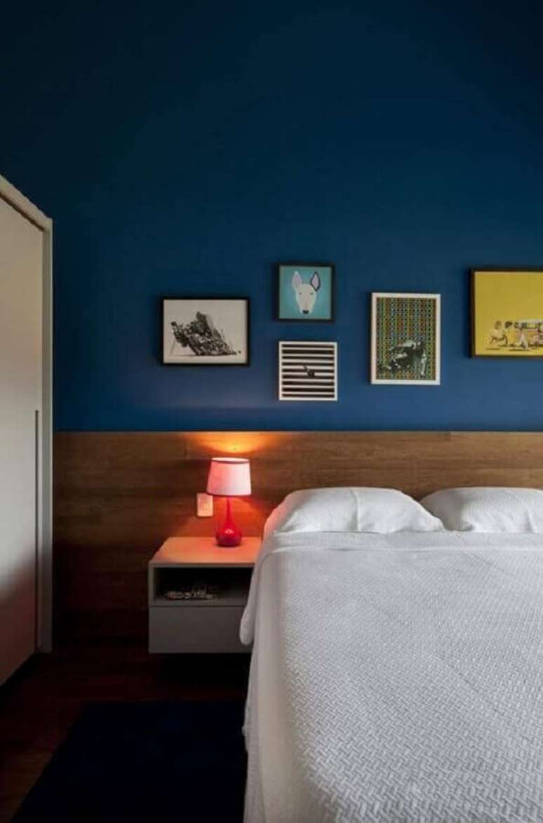 64. Quarto com parede azul com quadros decorativos – Foto: AMC Arquitetura