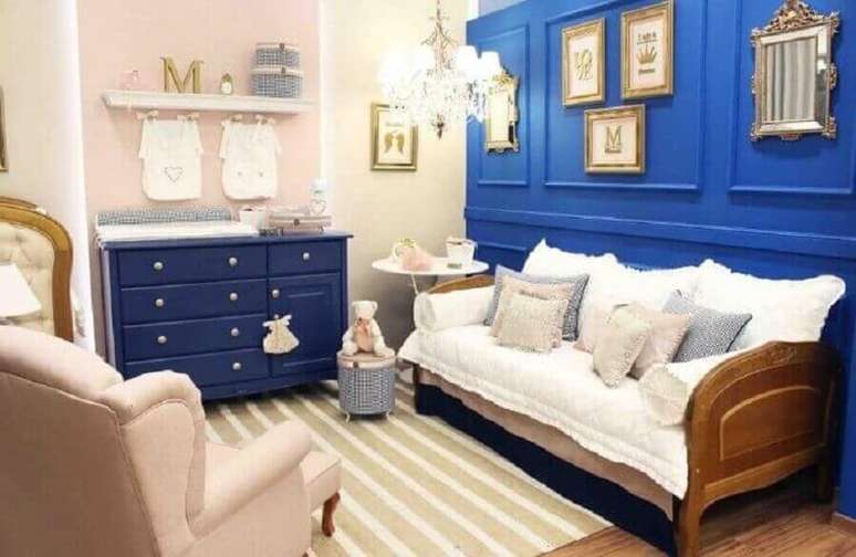 9. A parede azul royal combinada com a parede cor de rosa dá uma suavidade para a decoração do quarto de bebê – Foto: Meyer Cortez