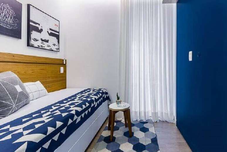 7. A combinação de azul royal e branco deixa o quarto bem clean e bonito – Foto: Duda Senna