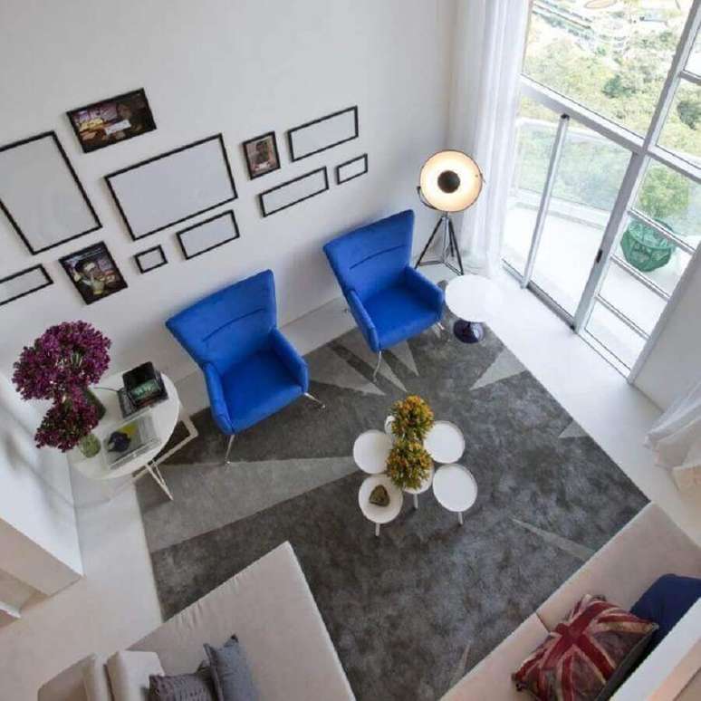68. Decoração para sala ampla com tapete cinza e poltronas azul royal – Foto: o Fernanda Marques