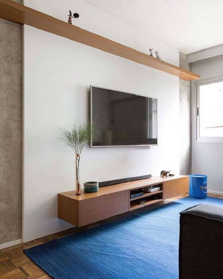 75. Decora&ccedil;&atilde;o para sala minimalista com m&oacute;veis de madeira e tapete azul royal &ndash; Foto: Pinterest