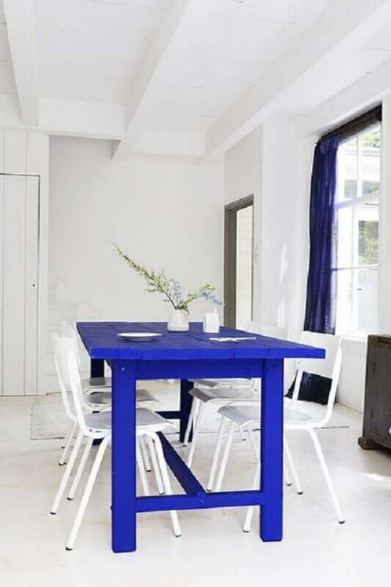 77. Sala de jantar toda branca decorada com mesa de madeira pintada de azul royal – Foto: Marianne Kohler Nizamuddin