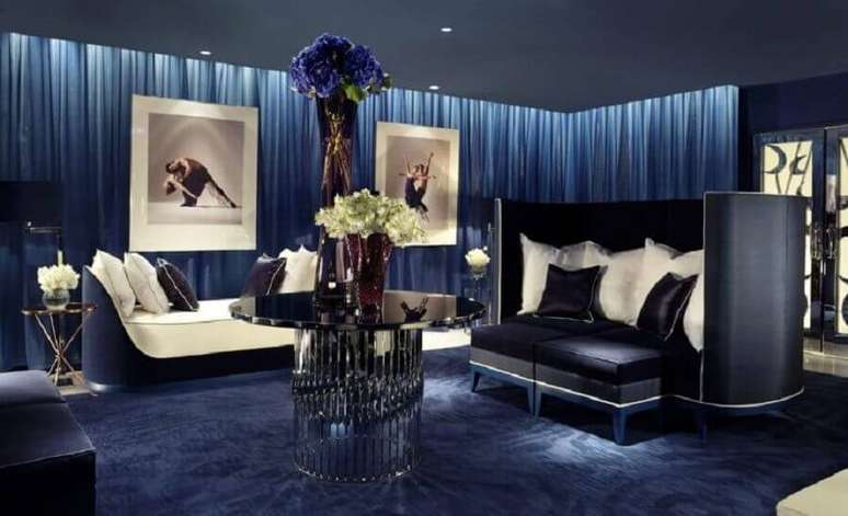 16. Cortina azul royal em sala dominada por tons escuros de azul – Foto: Yandex