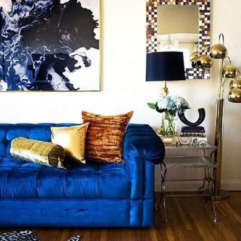 80. Sofá azul royal com almofadas metálicas – Foto: Sofa Couch