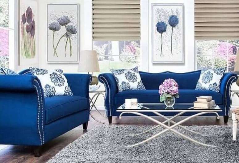 82. Decoração para sala com sofá azul royal com estilo clássico – Foto: Carletoncgc