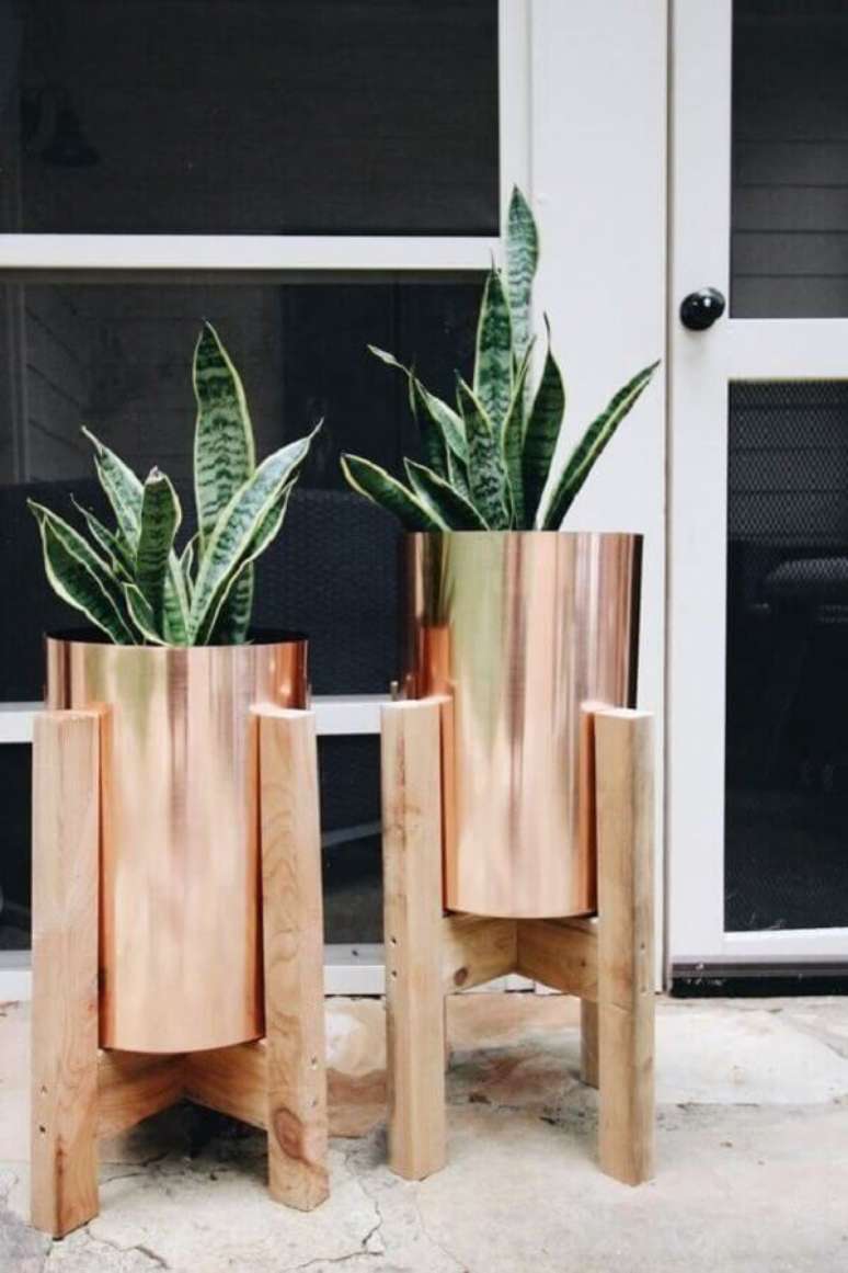 64. Vasos de plantas na cor cobre são super charmosos e podem ser usados na decoração de vários ambientes – Foto: Pinterest