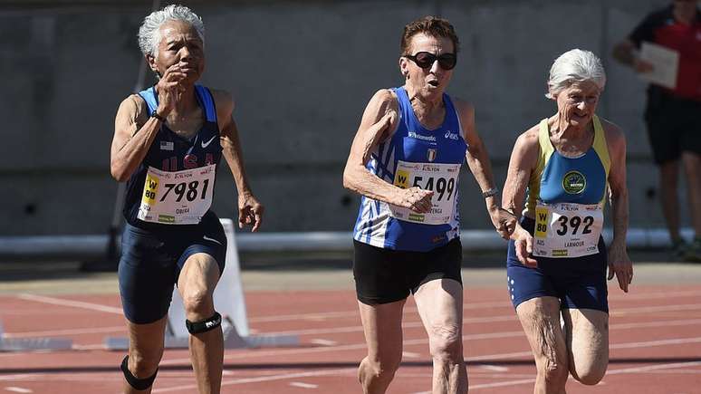 Irene Obera (à esquerda), Emma Maria Mazzenga e Constance Marmour disputam o Campeonato Mundial de Atletismo de Masters em 2015