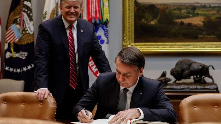Antes do encontro, Bolsonaro assinou o livro de visitas da Casa Branca