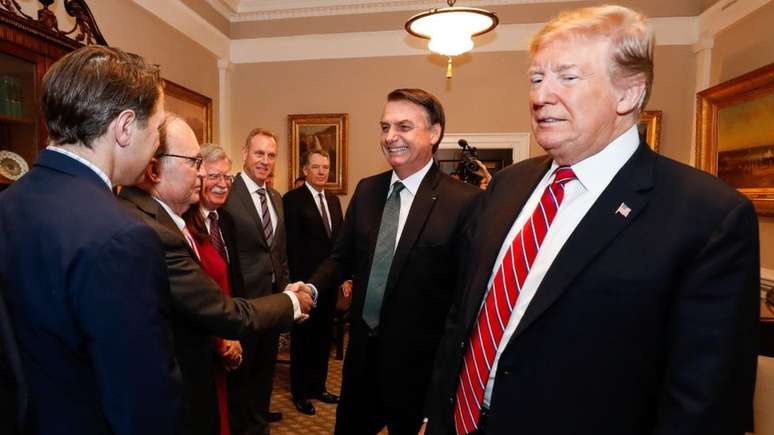 Acompanhado de Trump, Bolsonaro cumprimenta integrantes do governo americano