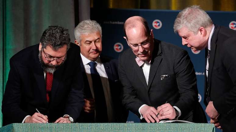 O chanceler Ernesto Ara&uacute;jo (esq.) assina o acordo de Salvaguardas Tecnol&oacute;gicas ao lado do ministro Marcos Pontes (Ci&ecirc;ncia e Tecnologia)