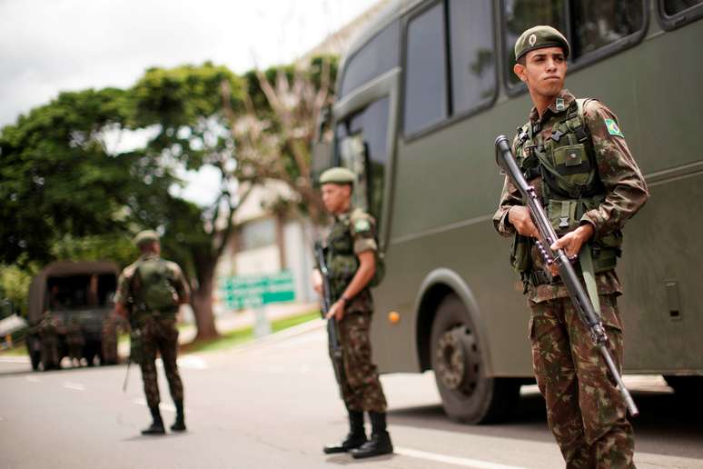 Soldados na Esplanada dos Minist&eacute;rios, em Bras&iacute;lia
31/12/2019
REUTERS/Ueslei Marcelino