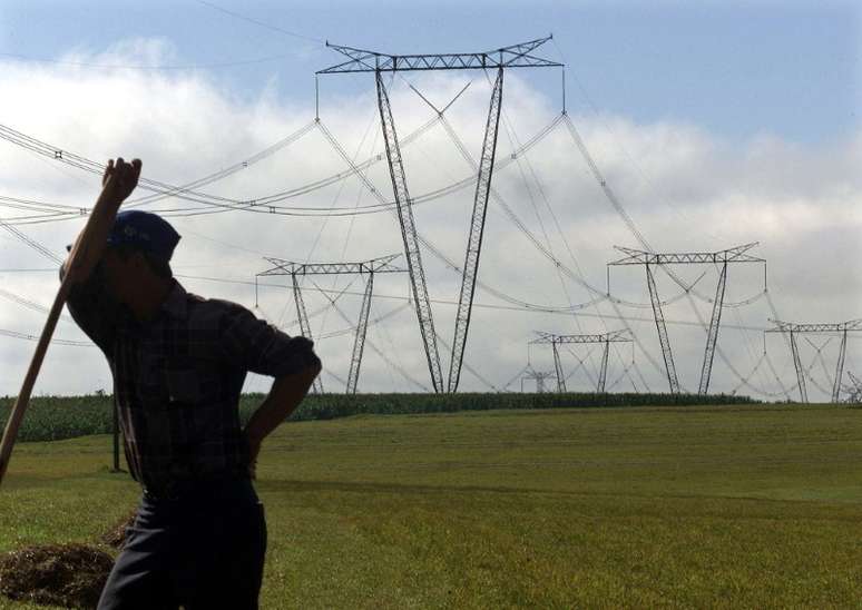 Trabalhador em frente a linhas de energia em Foz do Igua&ccedil;u (PR)
29/05/2001
REUTERS/Stringer