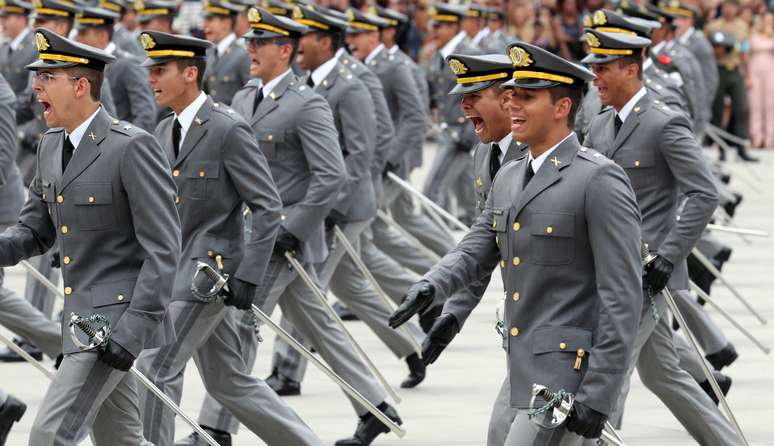 Militares marcham durante cerimônia de formatura na Academia Militar das Agulhas Negras, em Resende
01/12/2018 REUTERS/Paulo Whitaker