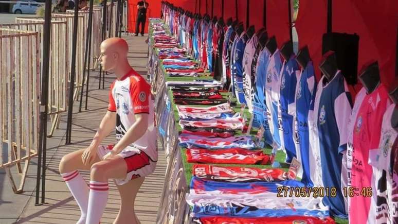 Torcedor do Antofagasta tem mais de 400 camisas do clube (Foto: Reprodução)