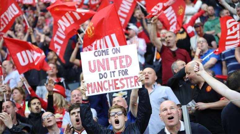 Torcedores do United dentro do estádio (Foto: AFP)