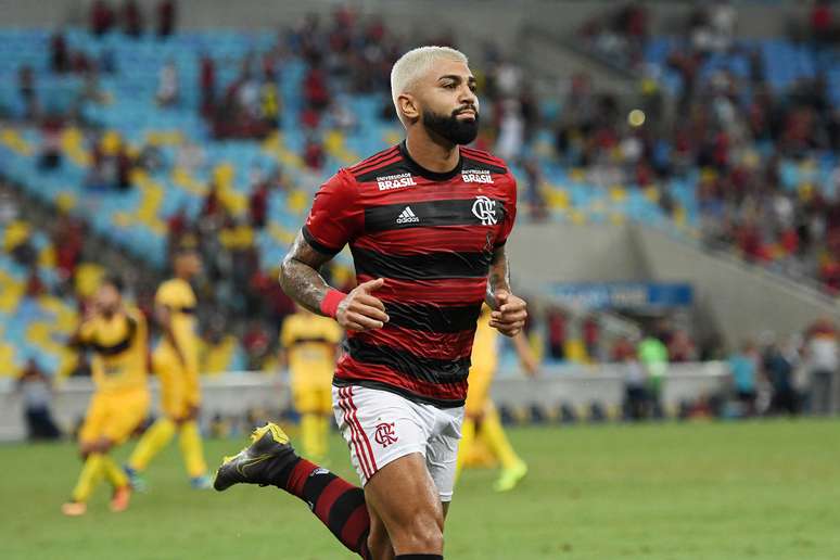 Gabriel, o Gabigol, jogador do Flamengo, comemora seu gol durante partida contra o Madureira, válida pela 5ª rodada da Taça Rio 2019, realizada no Estádio Jornalista Mário Filho (Maracanã), na zona norte do Rio de Janeiro, nesta terça (19).